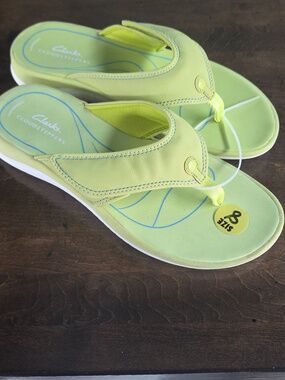 Clarks Size 8 Women's Lime Green Cloudsteppers Flip Flop Sandals